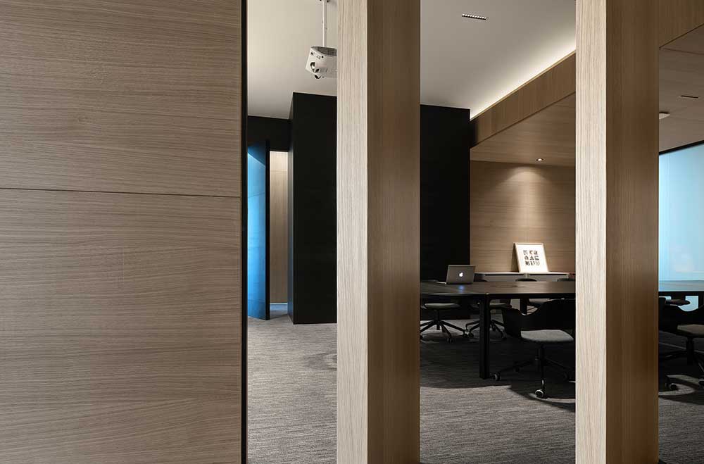 深圳市龍華1200平原木風(fēng)辦公室裝修設(shè)計(jì)會議室