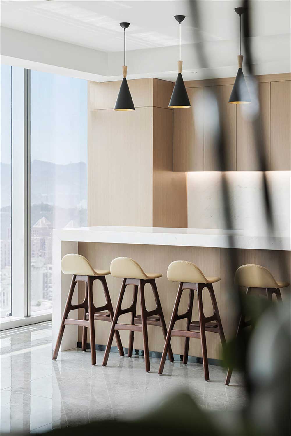 深圳市寶安1000平國中創(chuàng)投辦公室裝修吧臺區(qū)