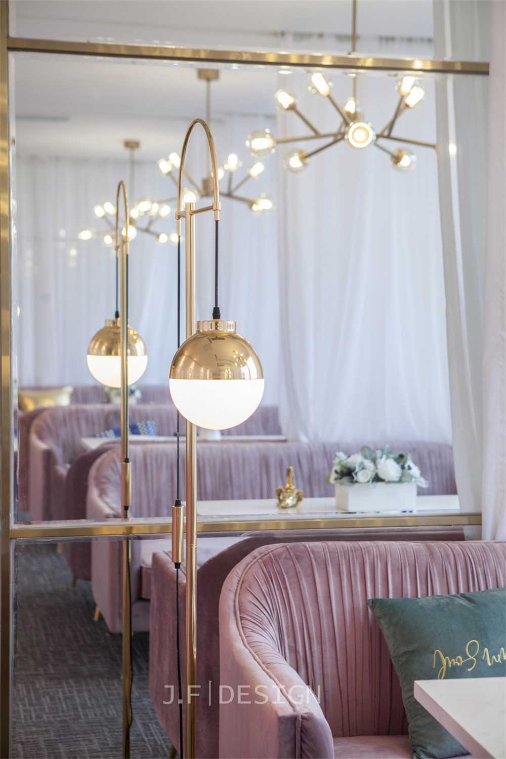 餐廳卡座就餐區金色的燈飾