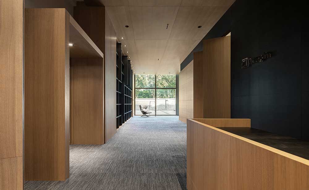 深圳市龍華1200平原木風(fēng)辦公室裝修設(shè)計(jì)前臺