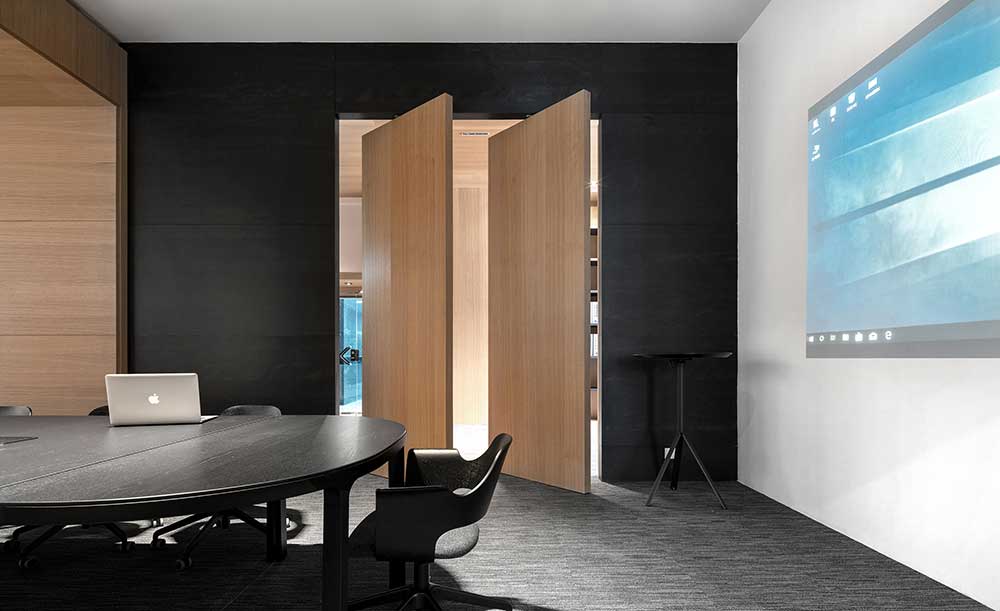 深圳市龍華1200平原木風(fēng)辦公室裝修設(shè)計(jì)會議室