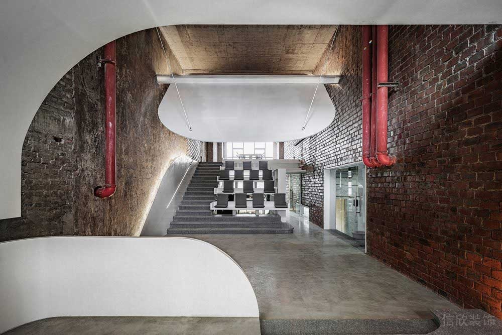 復(fù)式辦公區(qū)紅磚墻體圓弧隔斷裝修設(shè)計