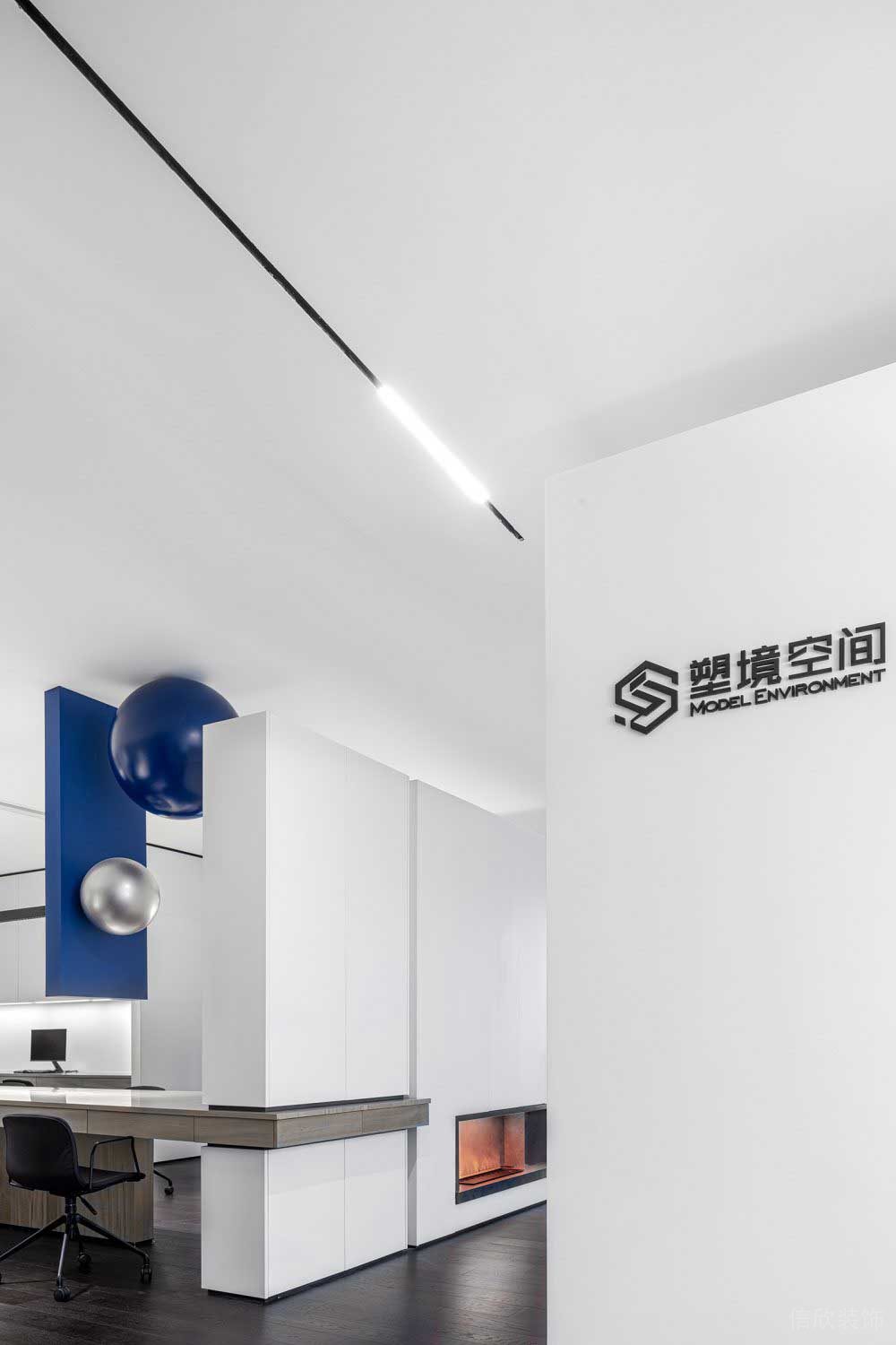 辦公區(qū)深色系地板通鋪柜子隔斷設(shè)計