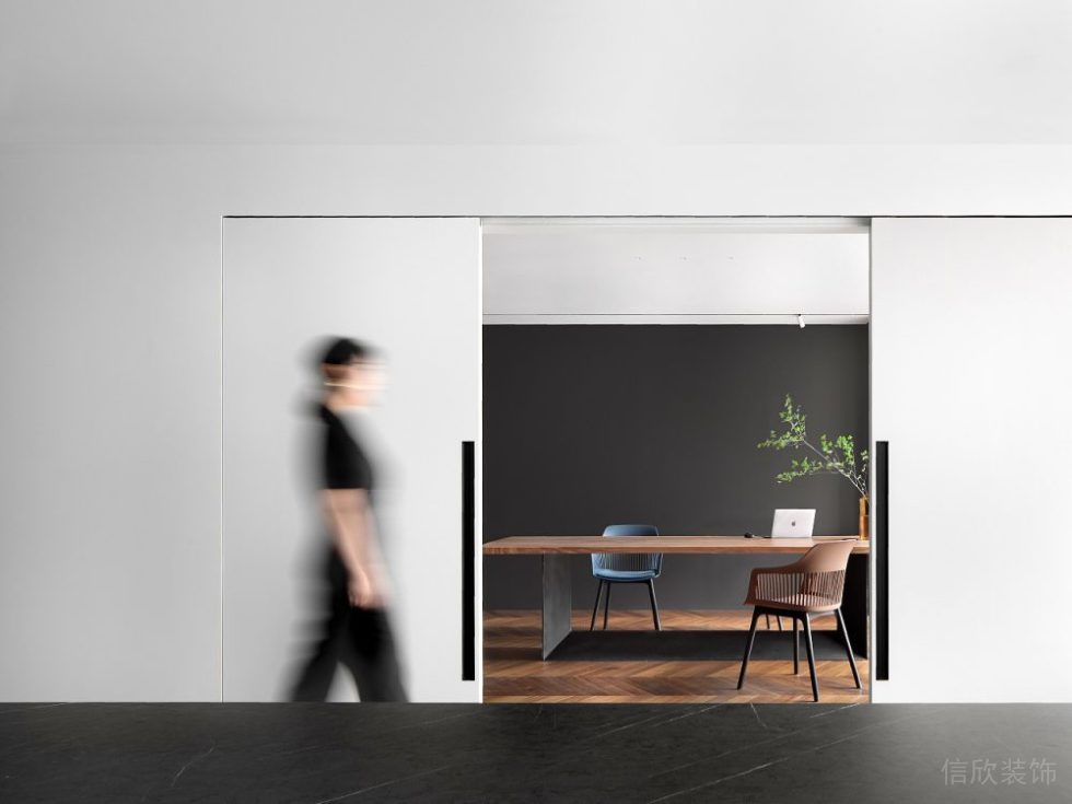 辦公室木質地板黑色墻面漆裝修設計效果圖