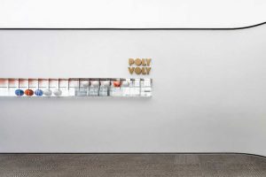 金屬字體品牌設(shè)計效果圖地毯裝修內(nèi)嵌式玻璃收納展柜效果黑白色調(diào)裝修圖