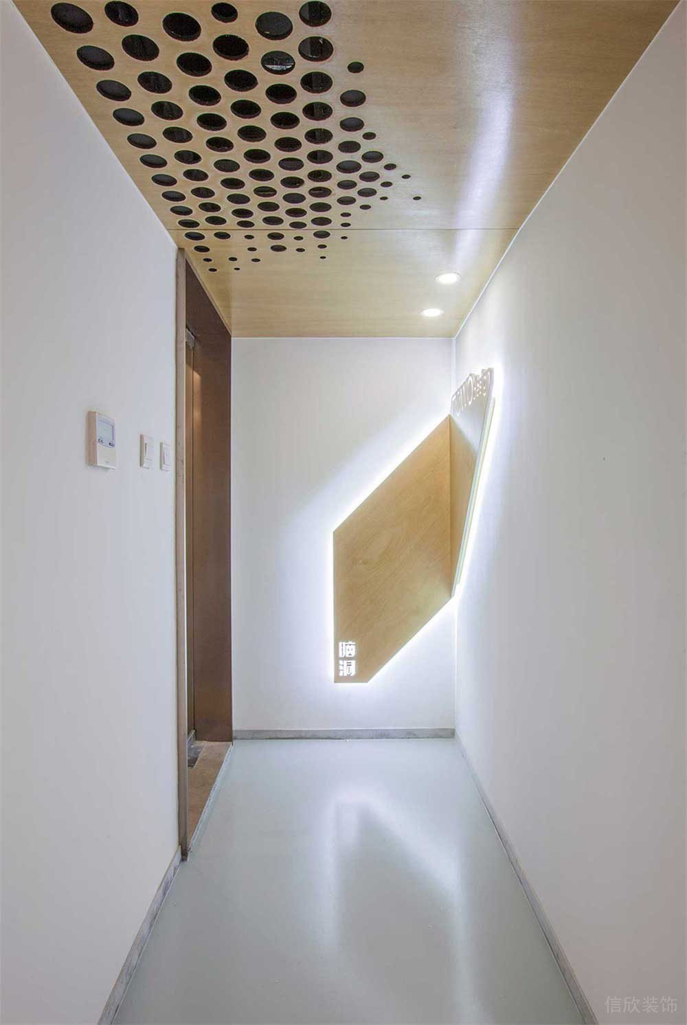 洞洞板木飾面實(shí)木設(shè)計(jì)天花機(jī)構(gòu)培訓(xùn)少兒興趣班裝修效果圖過(guò)道