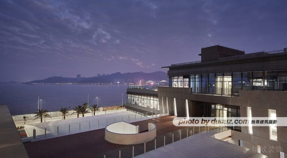 海景房裝修陽(yáng)臺(tái)視野木質(zhì)地板效果圖