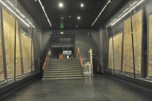 階梯式過(guò)道博物館藝術(shù)展玻璃溫度恒溫展柜效果圖