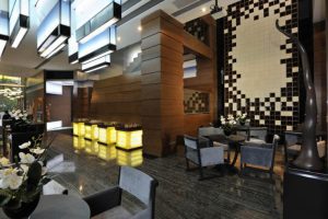 大理石暗色地板設(shè)計木質(zhì)天花燈飾效果圖辦公室大廳裝修