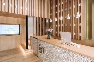 前臺(tái)區(qū)鵝軟石木飾面效果階梯式效果