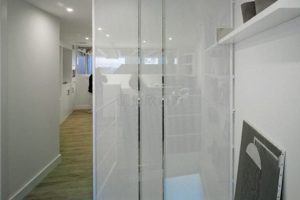 辦公室裝修磨砂玻璃墻體隔斷會(huì)議室過道效果圖