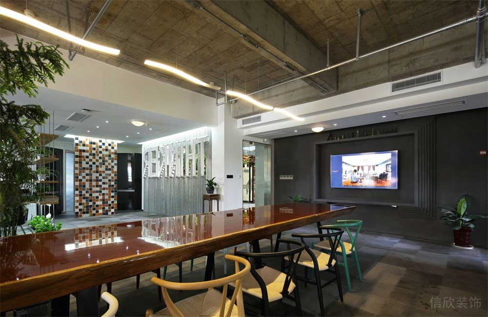 實(shí)木會(huì)議室裝修工業(yè)風(fēng)辦公室顯示器效果