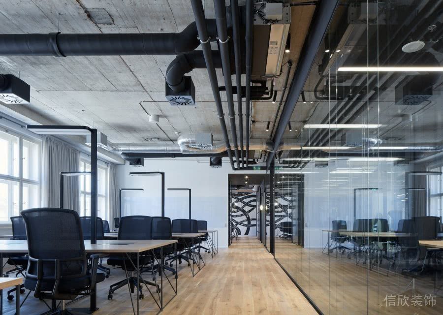 工業(yè)風(fēng)直線式灰色管道木質(zhì)地板玻璃隔斷辦公室走廊