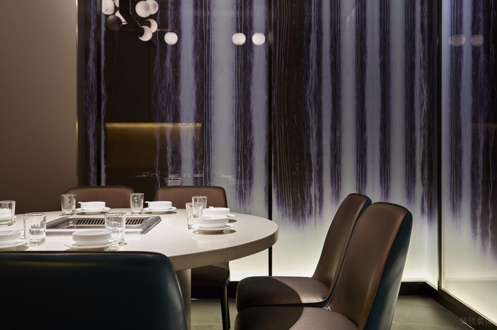 深圳福田星河世紀(jì)現(xiàn)代輕奢風(fēng)火鍋餐廳裝修案例包房人造水磨石餐桌 深圳福田星河世紀(jì)現(xiàn)代輕奢風(fēng)火鍋餐廳裝修案例包房人造水磨石餐桌