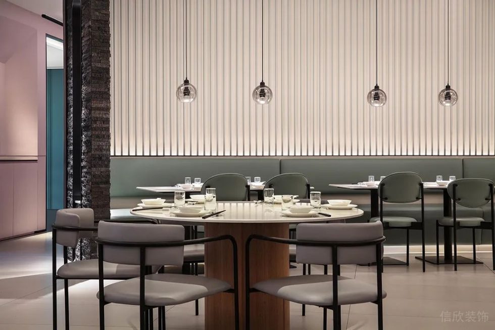 深圳羅湖東門鴻展中心城極簡風格川菜館裝修案例白色烤漆線條格柵背景墻 深圳羅湖東門鴻展中心城極簡風格川菜館裝修案例白色烤漆線條格柵背景墻