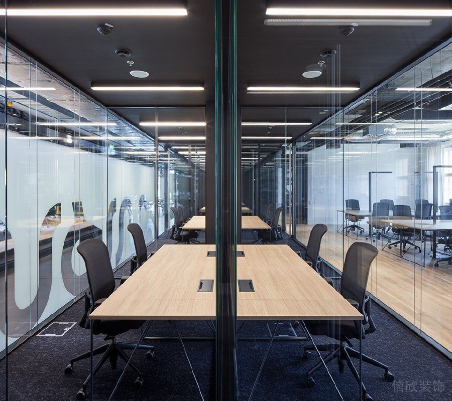 多個(gè)接待室玻璃隔墻木紋接待桌