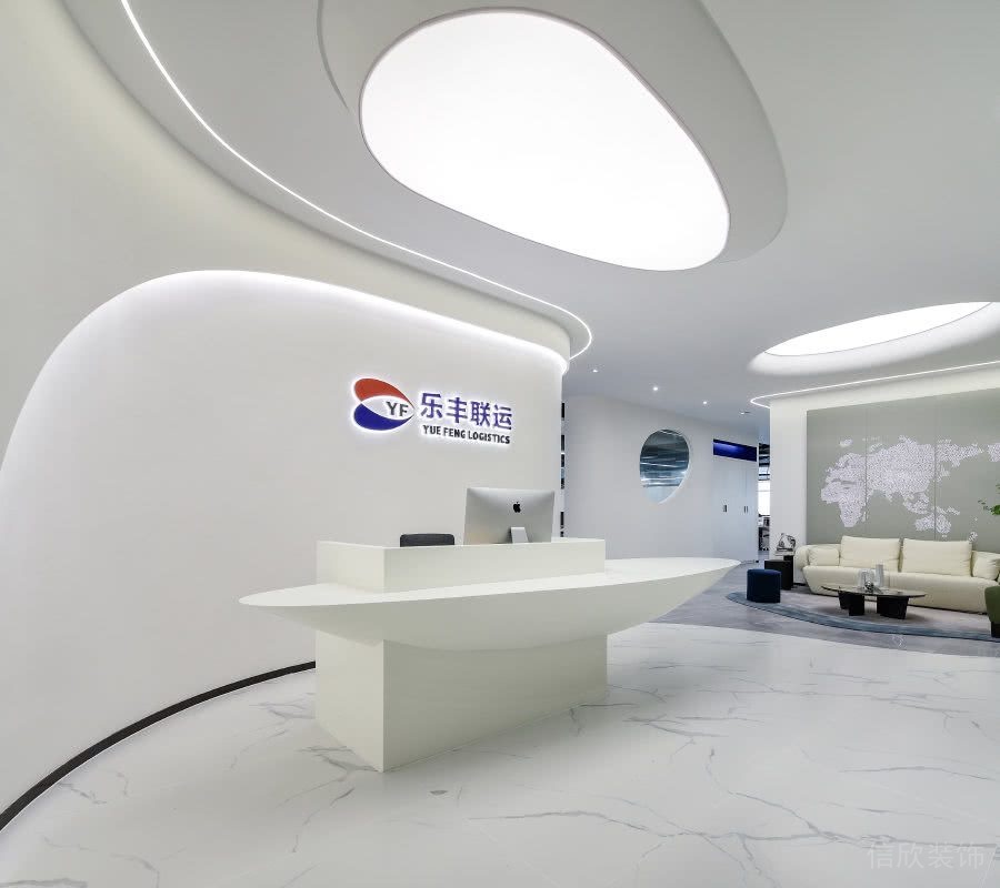 辦公室不規則的異形形象墻和天花吊頂