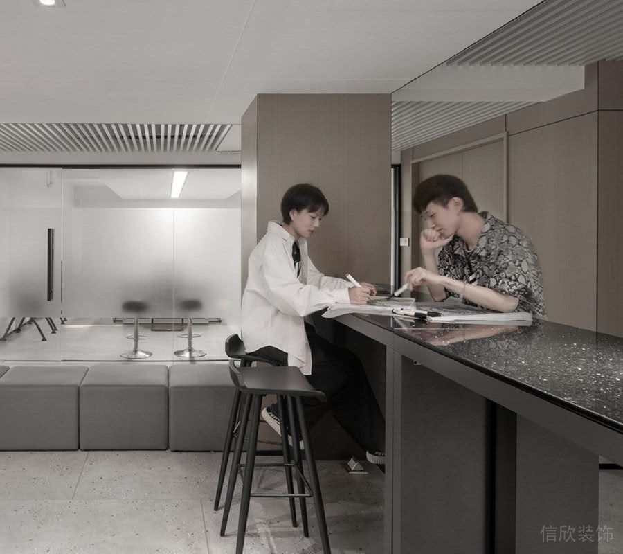 辦公室黑色的實(shí)木吧臺(tái)