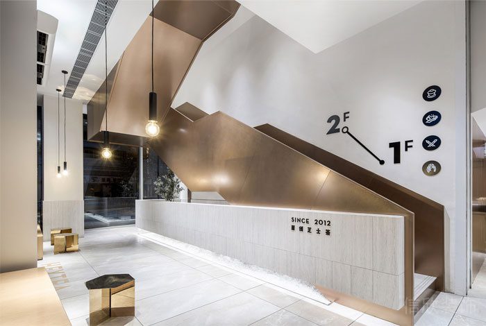 深圳龍崗正中風臨國際中心現代工業風喜茶冷飲店裝修案例黃銅不銹鋼樓梯 深圳龍崗正中風臨國際中心現代工業風喜茶冷飲店裝修案例黃銅不銹鋼樓梯