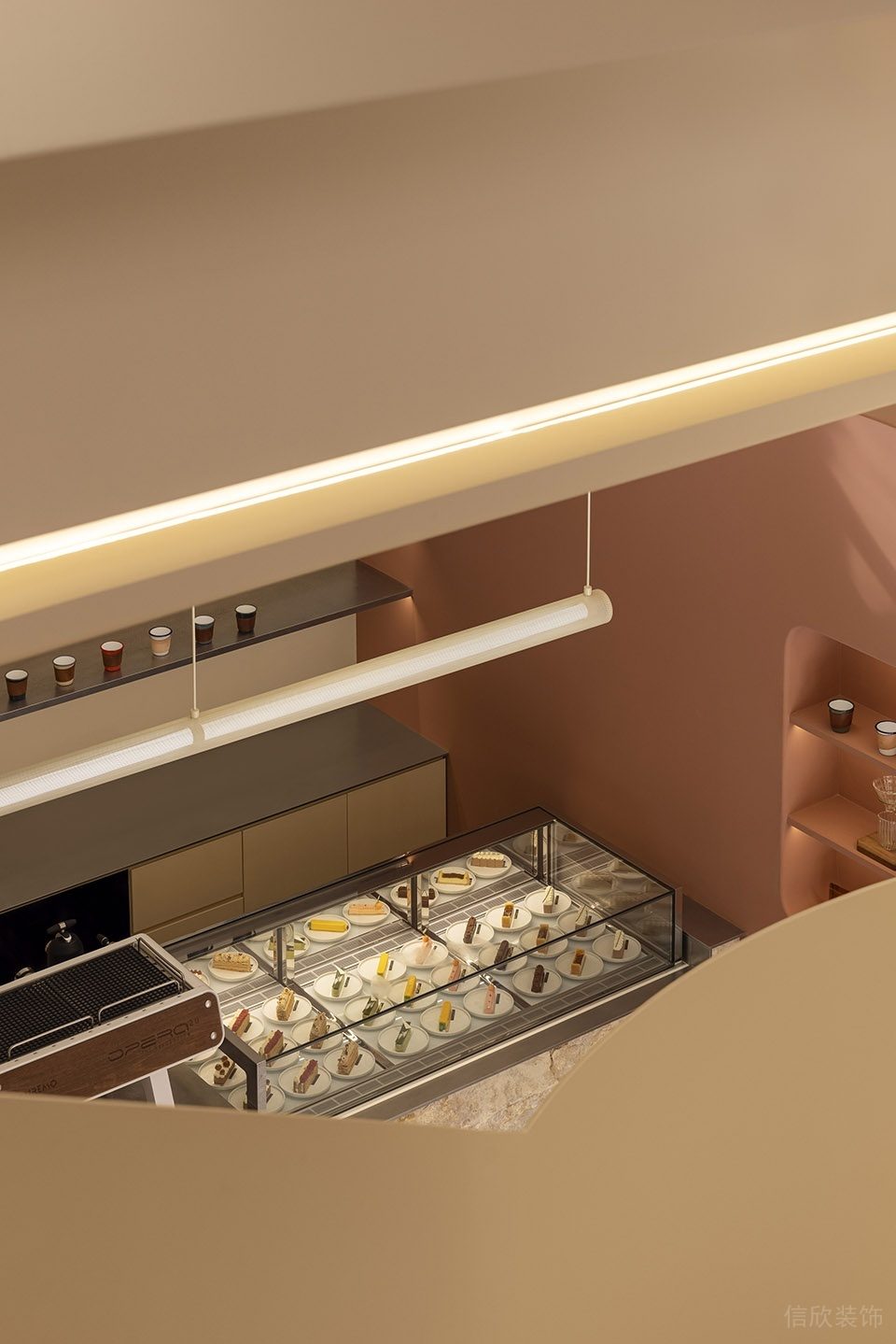 深圳羅湖新2000廣場極簡風格甜品咖啡館裝修案例甜品展示玻璃柜 深圳羅湖新2000廣場極簡風格甜品咖啡館裝修案例甜品展示玻璃柜