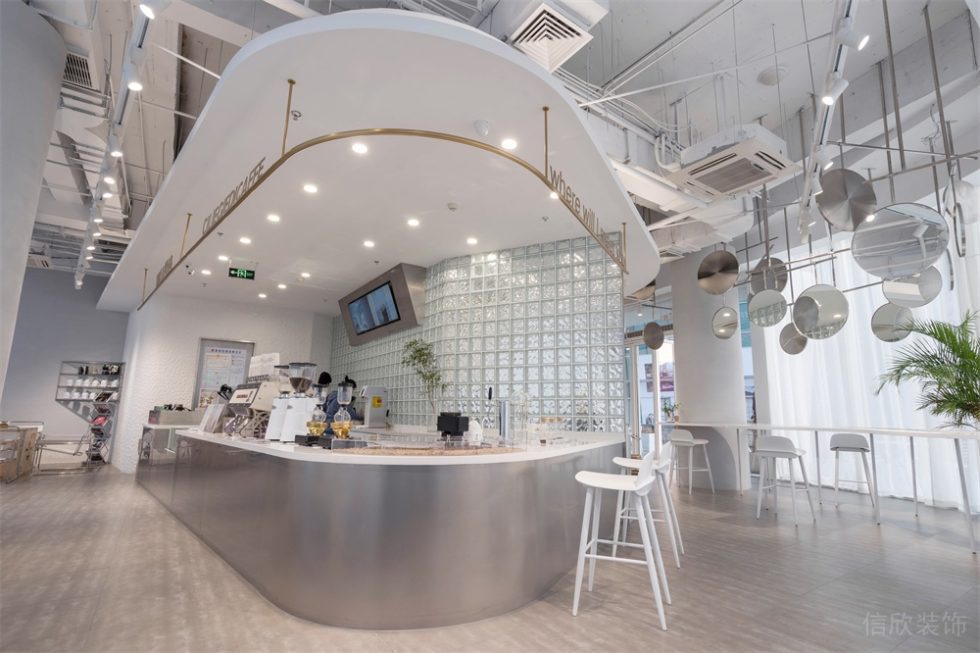 深圳南山繽紛商業中心白色極簡自然風咖啡廳裝修案例操作區天花吊頂 深圳南山繽紛商業中心白色極簡自然風咖啡廳裝修案例操作區天花吊頂