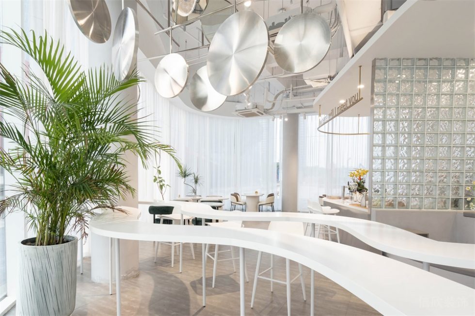 深圳南山繽紛商業中心白色極簡自然風咖啡廳裝修案例不規則弧形吧臺 深圳南山繽紛商業中心白色極簡自然風咖啡廳裝修案例不規則弧形吧臺