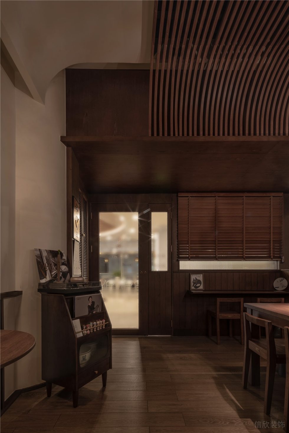 深圳南山港灣麗都深木色復(fù)古風(fēng)糖水店裝修案例深木色弧形格柵天花 深圳南山港灣麗都深木色復(fù)古風(fēng)糖水店裝修案例深木色弧形格柵天花