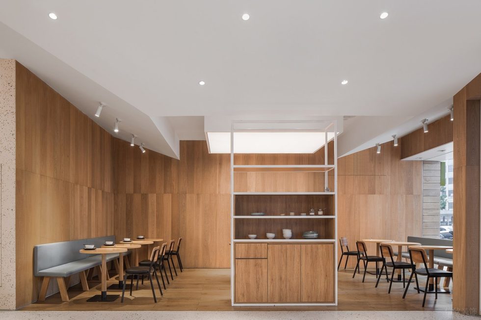 深圳南山香年廣場簡約風(fēng)格自選快餐店裝修案例淺木色裝飾隔斷柜 深圳南山香年廣場簡約風(fēng)格自選快餐店裝修案例淺木色裝飾隔斷柜