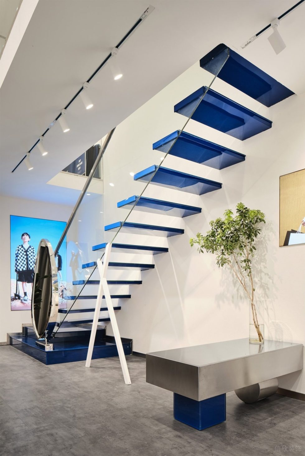 深圳市龍華區大浪潮牌店玻璃欄桿樓梯裝修 深圳市龍華區大浪潮牌店玻璃欄桿樓梯裝修