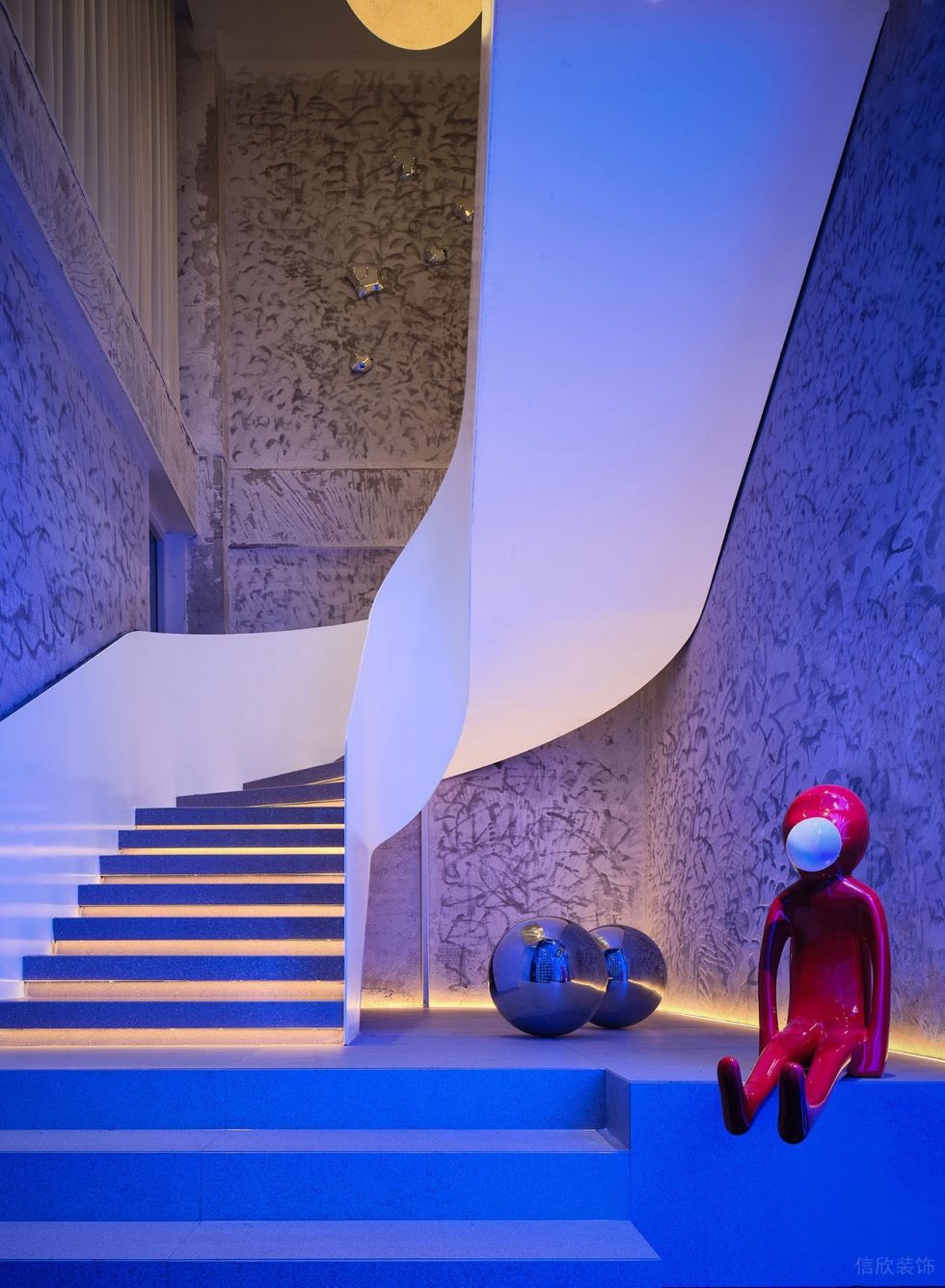 深圳市南山區(qū)后海現(xiàn)代風(fēng)sugar.t 買手店裝修設(shè)計(jì)白色旋轉(zhuǎn)式樓梯