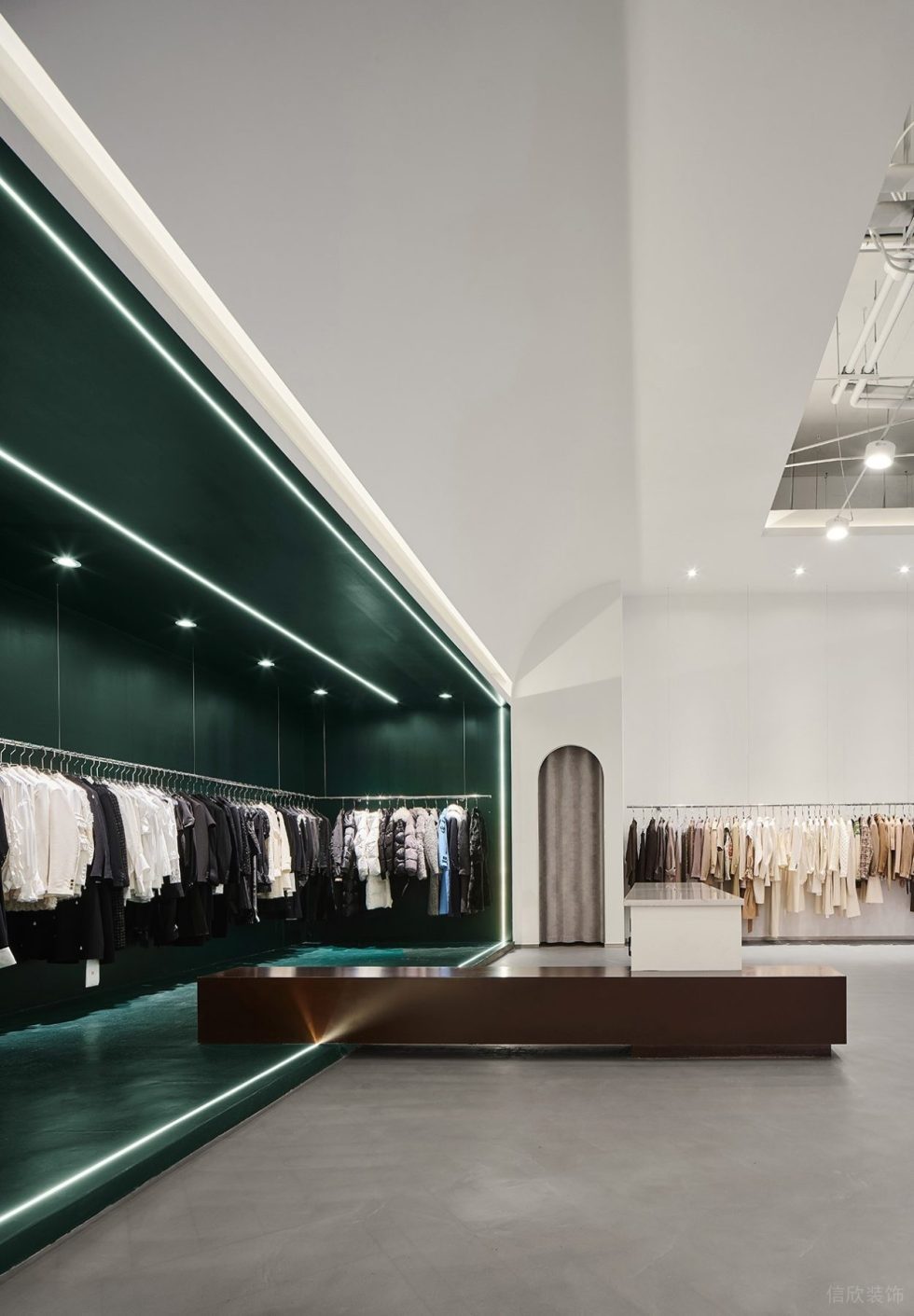 深圳市南山區(qū)南頭現(xiàn)代風(fēng)rain & Snow.hby買手店裝修設(shè)計(jì)綠色燈光衣服展柜