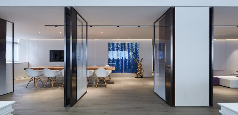 集浩大廈辦公室休息區(qū)與辦公區(qū)之間活動(dòng)黑色玻璃門隔斷