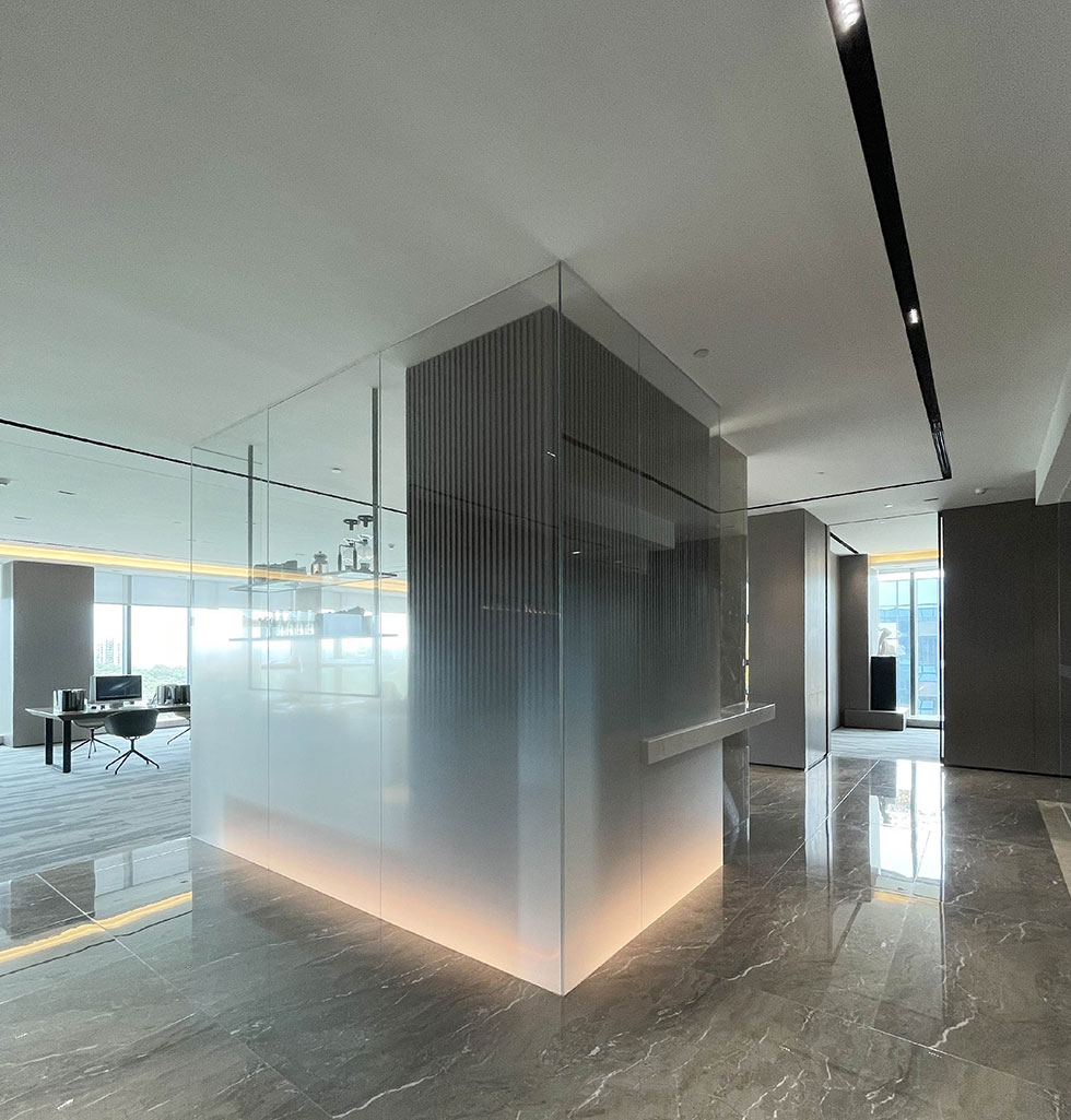 圍繞柱子間隔出幾個(gè)接待洽談區(qū)域