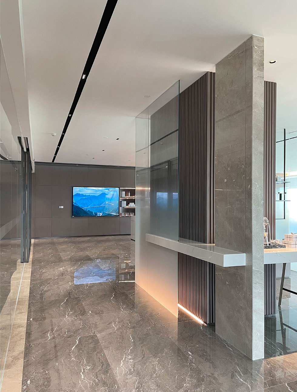 辦公室過道天花吊頂長(zhǎng)條形燈槽效果圖