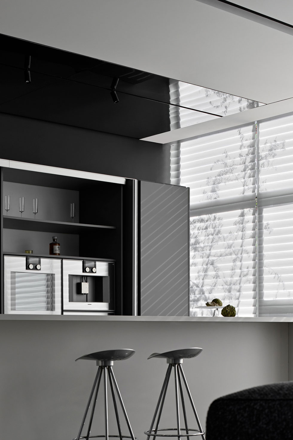 大沖商務(wù)中心科技園辦公室茶水間灰白色水吧臺 大沖商務(wù)中心科技園辦公室茶水間灰白色水吧臺