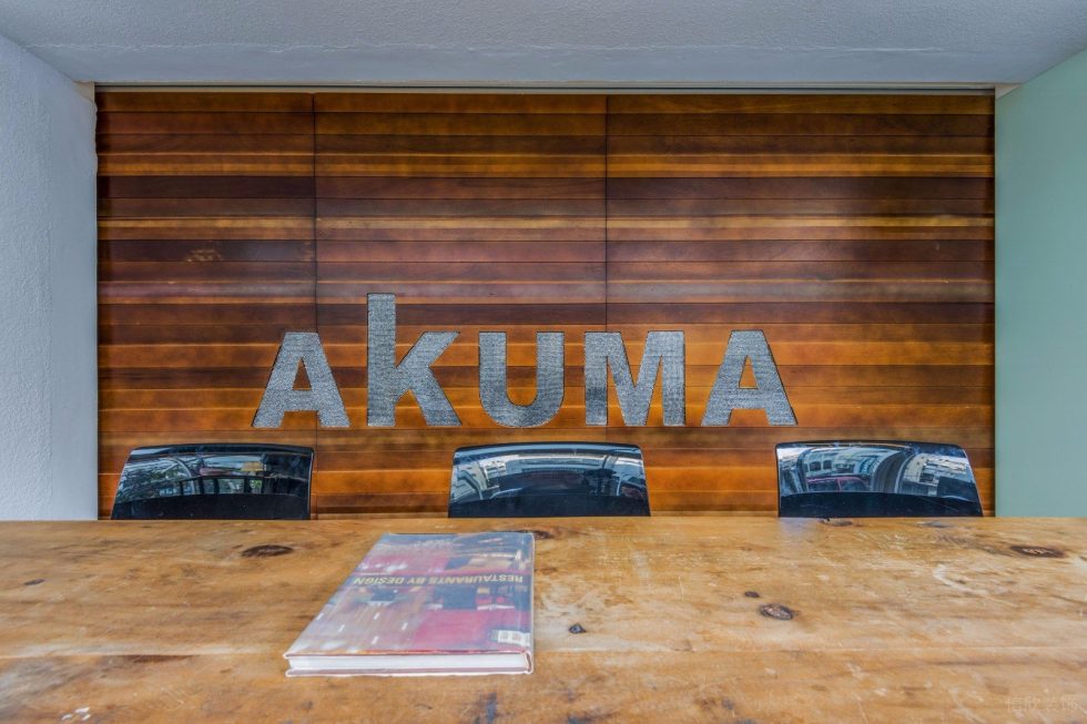 深圳龍崗凱騰大廈500平方米暖色調工業風辦公室裝修案例商務洽談室木飾面背景墻 深圳龍崗凱騰大廈500平方米暖色調工業風辦公室裝修案例商務洽談室木飾面背景墻