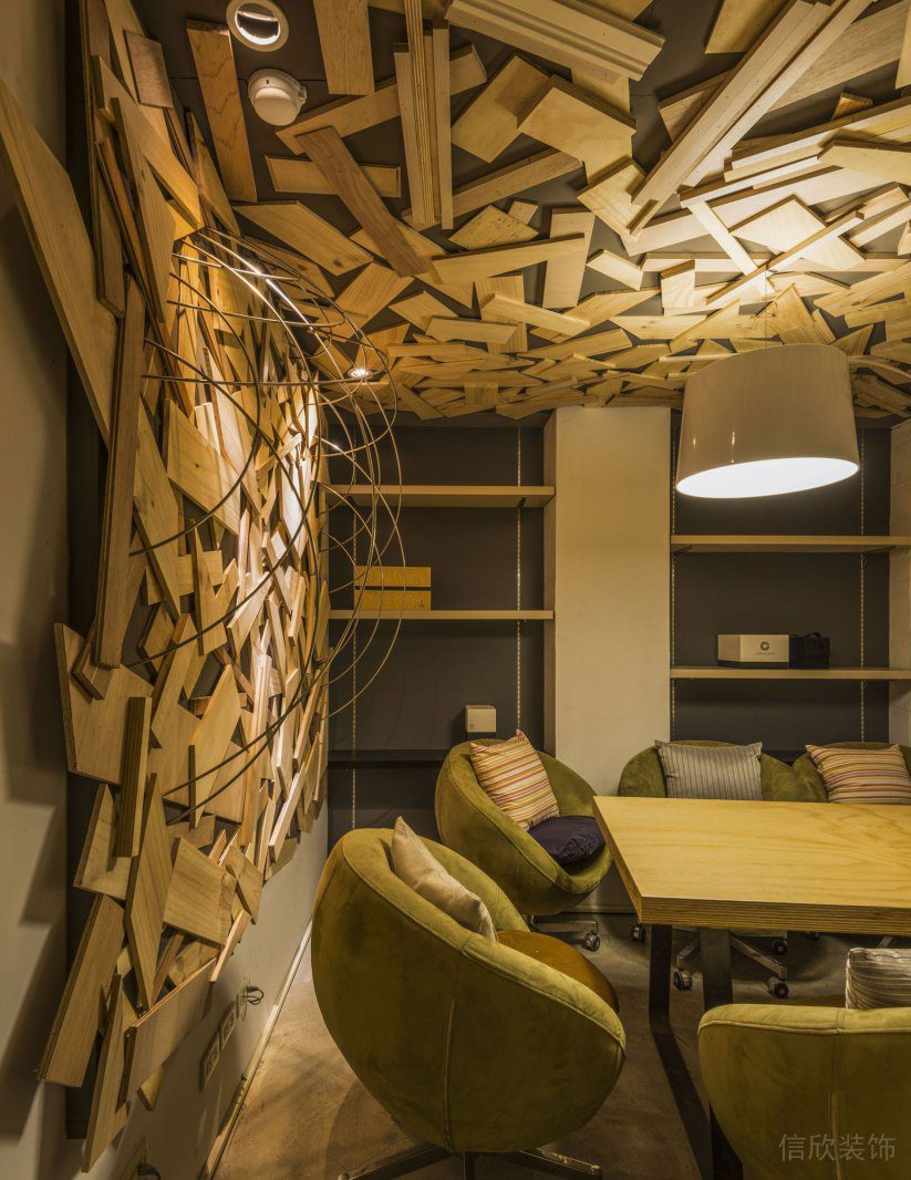 深圳龍崗凱騰大廈500平方米暖色調工業風辦公室裝修案例實木展示陳列架 深圳龍崗凱騰大廈500平方米暖色調工業風辦公室裝修案例實木展示陳列架