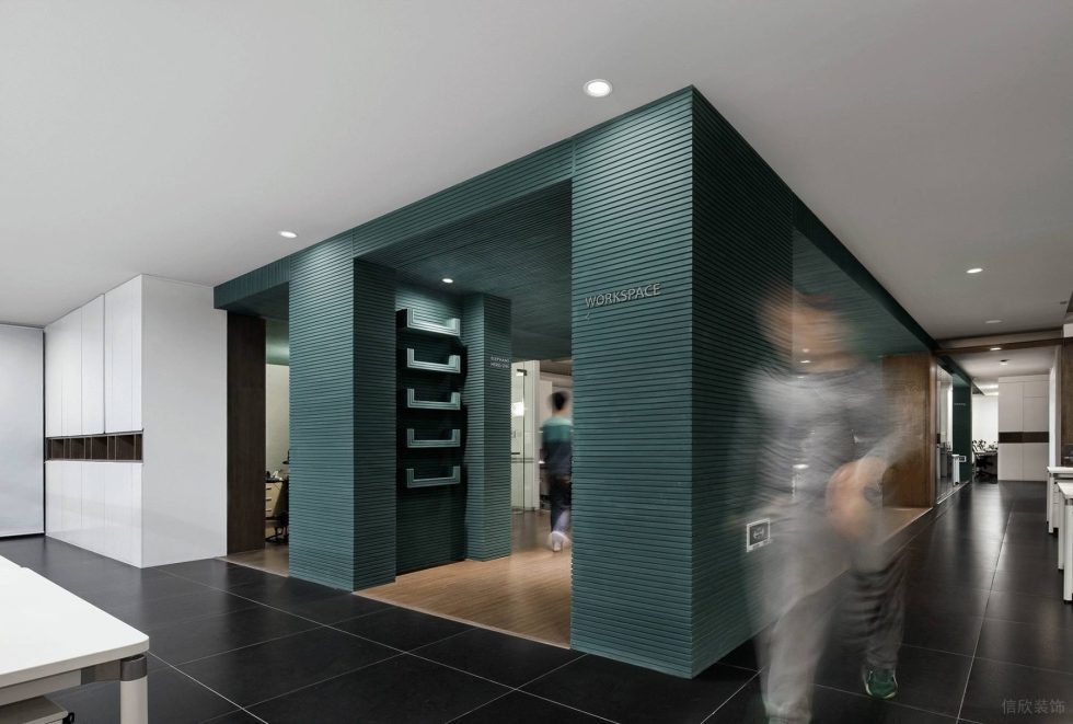 現代工業風辦公室裝修案例工作區墨綠色線條格柵護墻板 后現代工業風辦公室裝修案例工作區墨綠色線條格柵護墻板