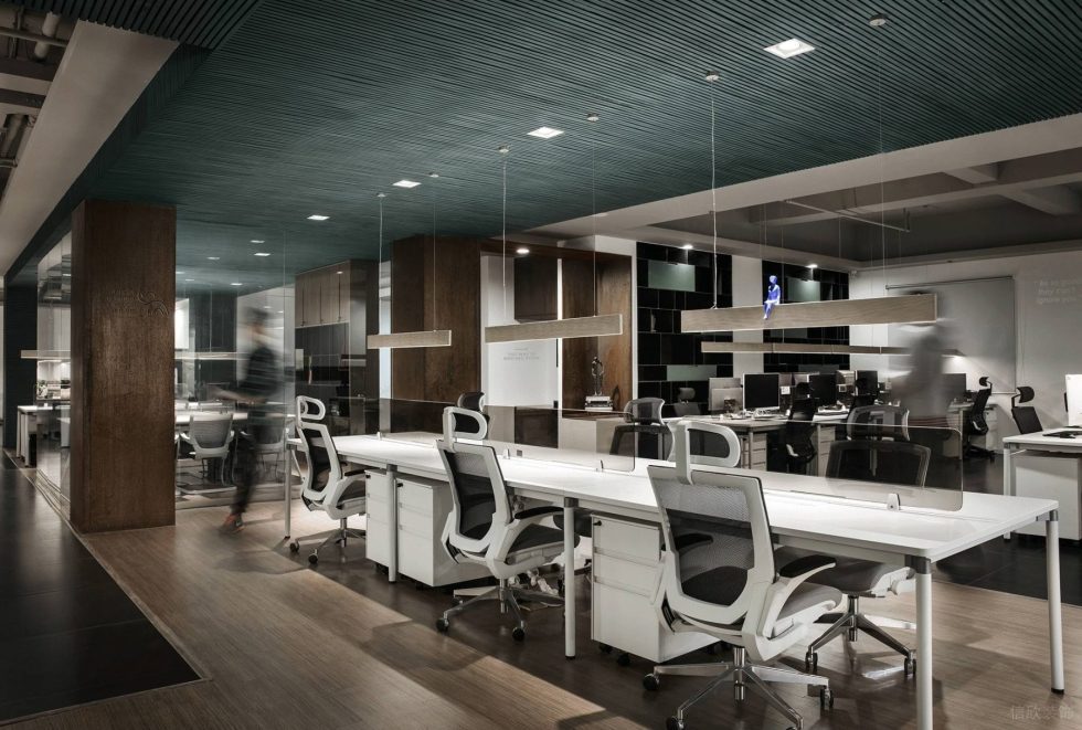 后現代工業風辦公室裝修案例工作區木紋線條吊燈 后現代工業風辦公室裝修案例工作區木紋線條吊燈