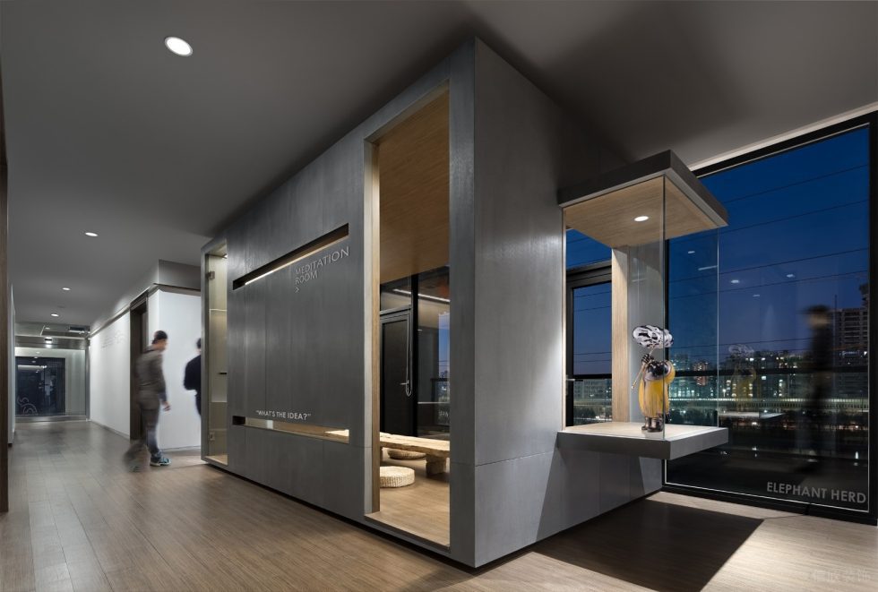 后現代工業風辦公室裝修案例過道藝術雕塑陳設品 后現代工業風辦公室裝修案例過道藝術雕塑陳設品