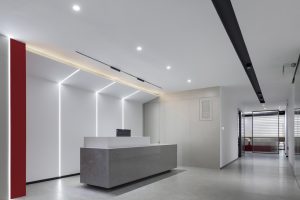 深圳龍華壹成環(huán)智中心1500平方米現(xiàn)代簡約風(fēng)格辦公室裝修案例前臺接待區(qū)效果圖