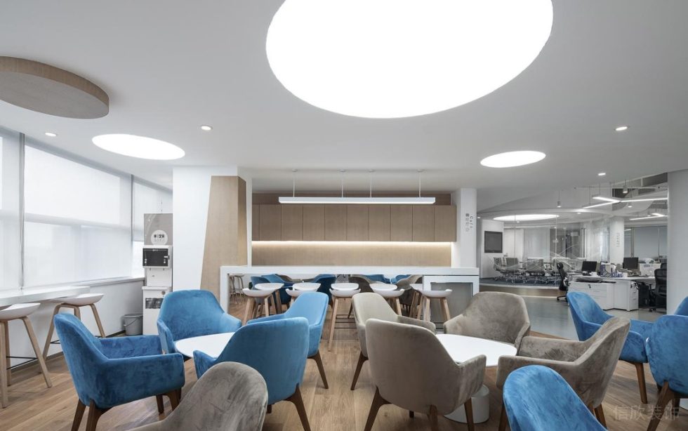 深圳龍華展滔科技大廈1600平方米現(xiàn)代科技風(fēng)辦公室裝修案例茶水間