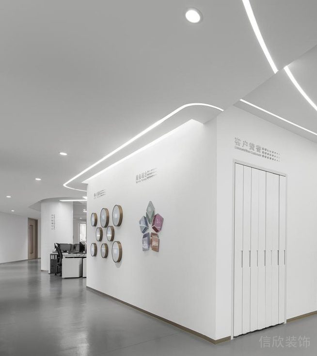 深圳龍華展滔科技大廈1600平方米現(xiàn)代科技風(fēng)辦公室裝修案例企業(yè)文化展示背景墻