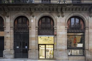 深圳市寶安區(qū)石巖巴塞羅那clap Studio的suara服裝店裝修設(shè)計(jì)外立面2