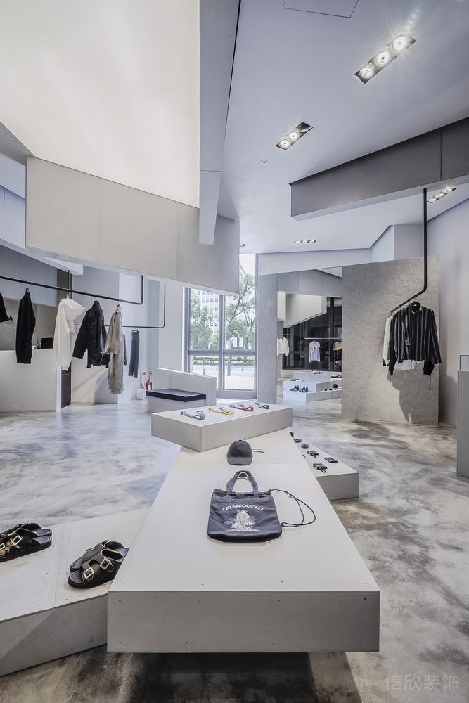 深圳市寶安區(qū)西鄉(xiāng)巨星御用品牌臺灣首間旗艦店不規(guī)則矮展示臺裝修設(shè)計效果圖