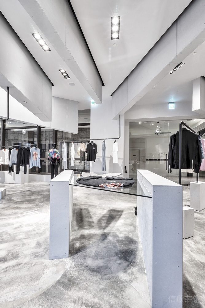 深圳市寶安區(qū)西鄉(xiāng)巨星御用品牌臺灣首間旗艦店裝修設(shè)白色中島展臺