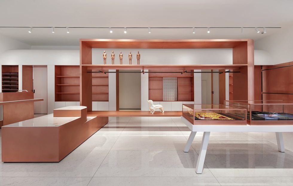 深圳市寶安區(qū)西鄉(xiāng)現(xiàn)代風品牌胤一紅幫服裝店中島展柜裝修設計效果圖 深圳市寶安區(qū)西鄉(xiāng)現(xiàn)代風品牌胤一紅幫服裝店中島展柜裝修設計效果圖