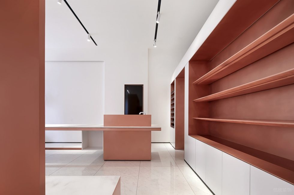 深圳市寶安區(qū)西鄉(xiāng)現(xiàn)代風品牌胤一紅幫服裝店橙色展柜裝修設計效果圖 深圳市寶安區(qū)西鄉(xiāng)現(xiàn)代風品牌胤一紅幫服裝店橙色展柜裝修設計效果圖