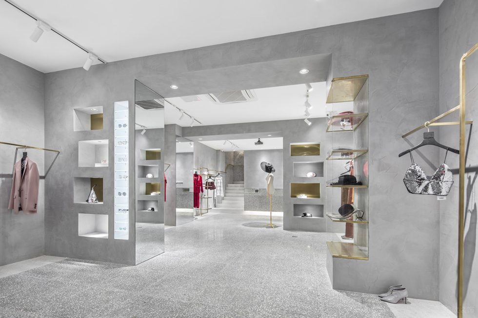 深圳市寶安中心城o.t.s時(shí)尚買手店店鋪裝修設(shè)計(jì)淺灰色水泥墻隔斷