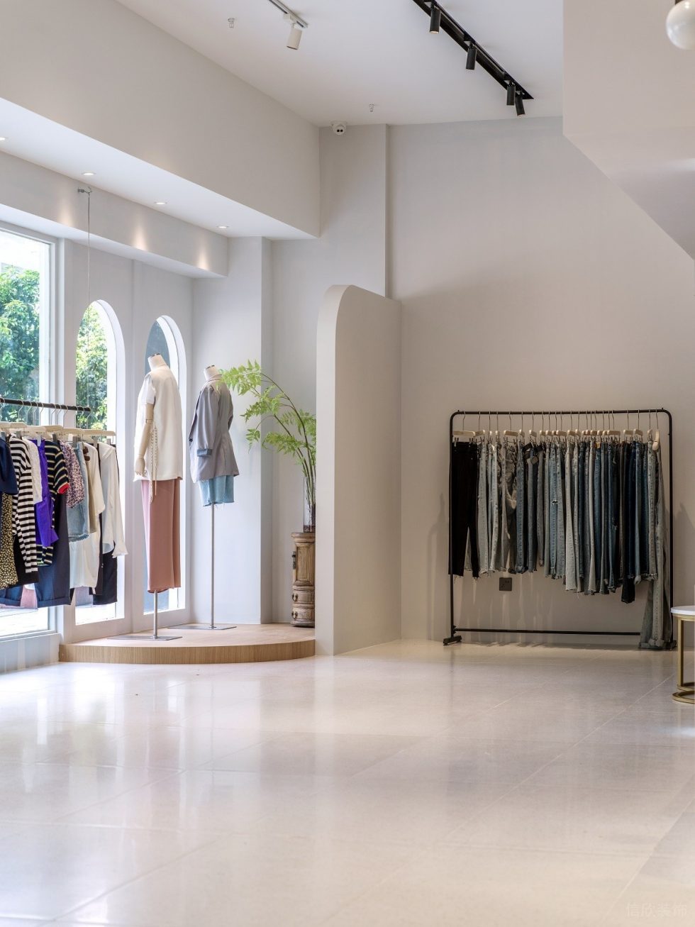 深圳市龍崗區橫崗現代風女裝店pin Xi「暗香 女裝」靠窗服裝展示架 深圳市龍崗區橫崗現代風女裝店pin Xi「暗香 女裝」靠窗服裝展示架